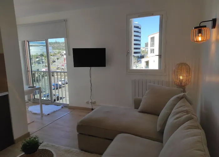 Centre Port,Studio Cosy,Vue Piscine Et Sur Le Parking Prive Ainsi Que Le Mont Saint Martin