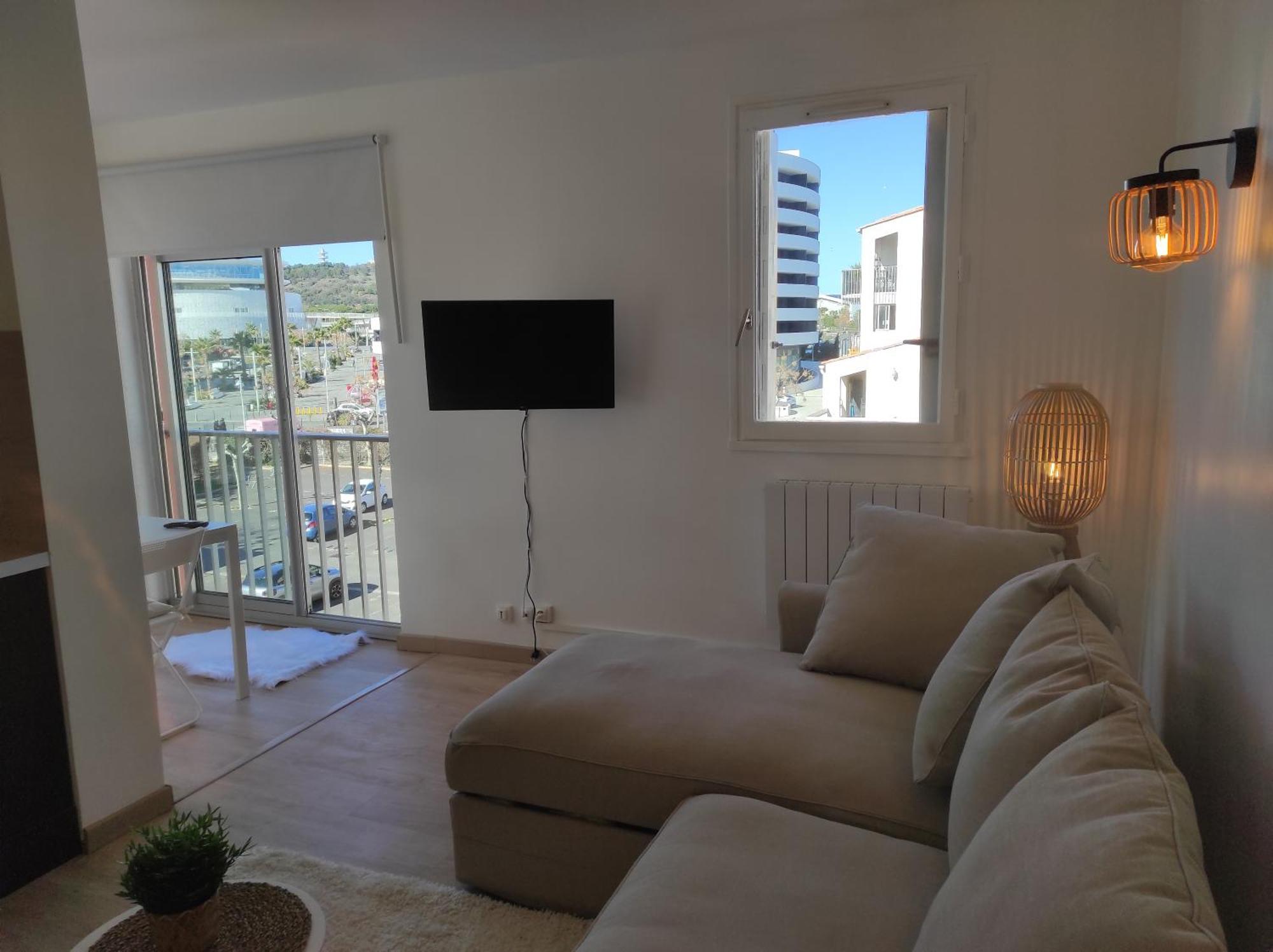 Centre Port,studio Cosy,vue Piscine Et Sur Le Parking Prive Ainsi Que Le Mont Saint Martin *