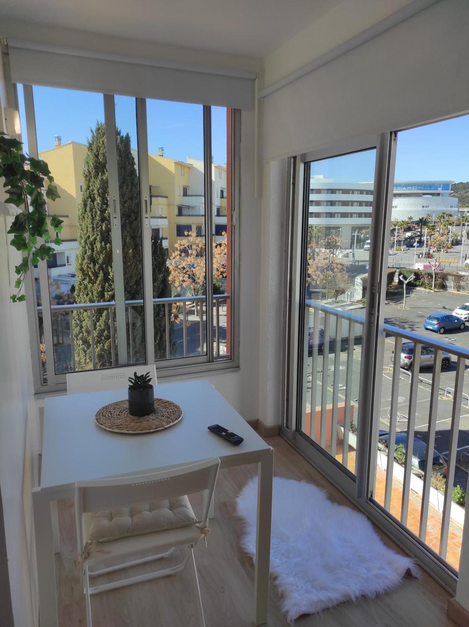 Appartamento Centre Port,studio Cosy,vue Piscine Et Sur Le Parking Prive Ainsi Que Le Mont Saint Martin